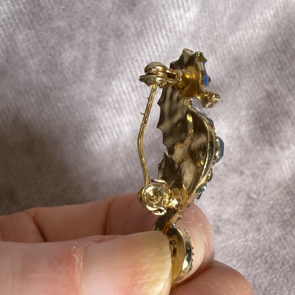 Small Brilliant Seahorse Brooch Pin Blue Rhinestones Gold Tone‎ Metal - Picture 3 of 5